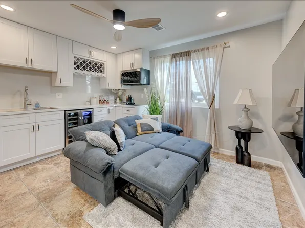 880 La Terraza Blvd Unit 2, Escondido, CA 92025