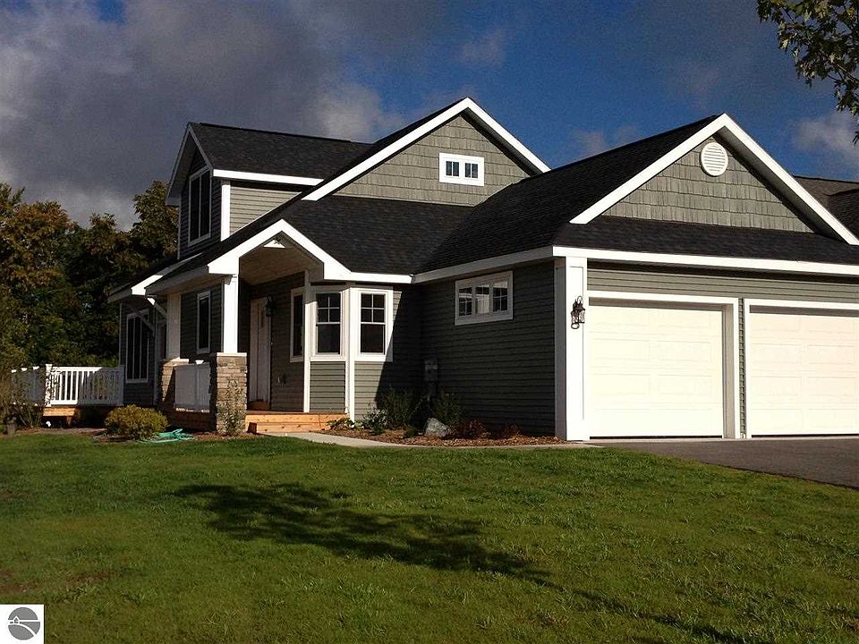 1st image of 2555 W Crown Dr #3