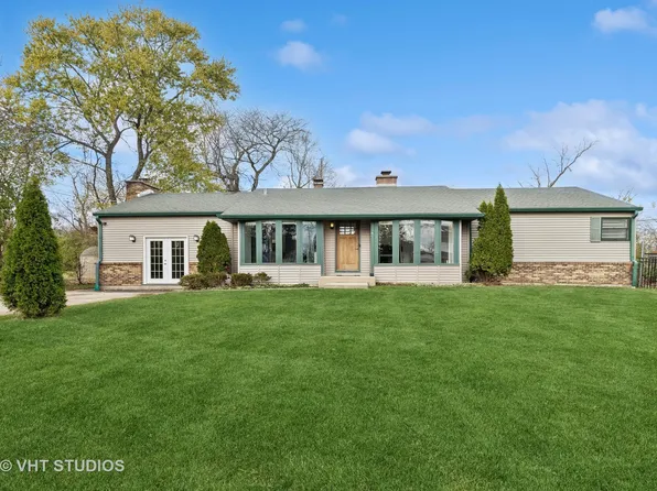 905 Jenkisson Ave, Lake Bluff, IL 60044