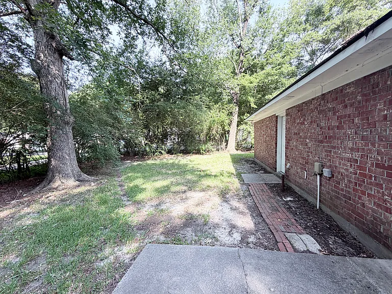 Elliott Dr — Photo 18
