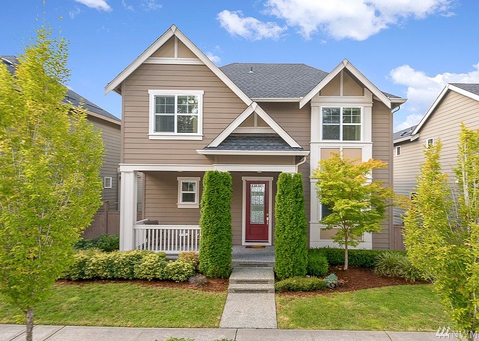 Gorgeous Pulte Built 4 Bedroom 2,480 sq ft Home in Redmond Ridge East. East Facing. Premium location, quiet street with Steps to Bristal Park. 