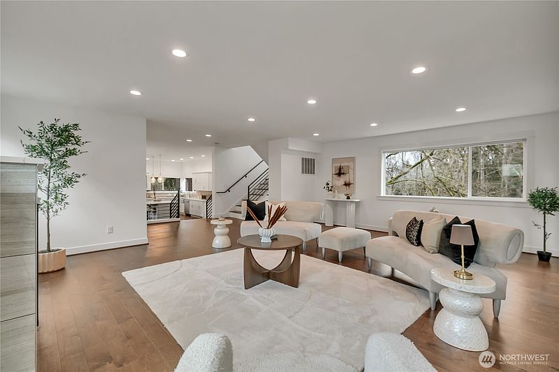 4th image of 5942 21st Avenue SW