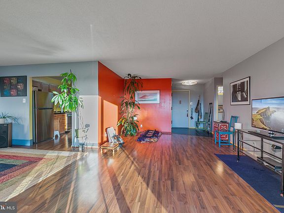 4th image of 307 Yoakum Pkwy APT 1518