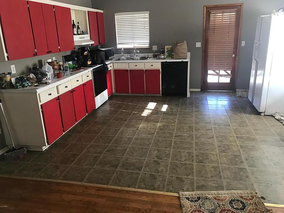 2nd image of 2109 W Piccadilly Rd