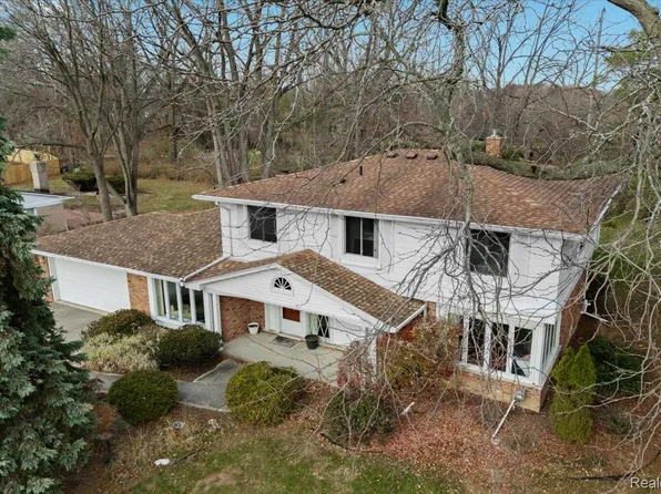 3092 Woodland Ridge Dr, West Bloomfield, MI 48323