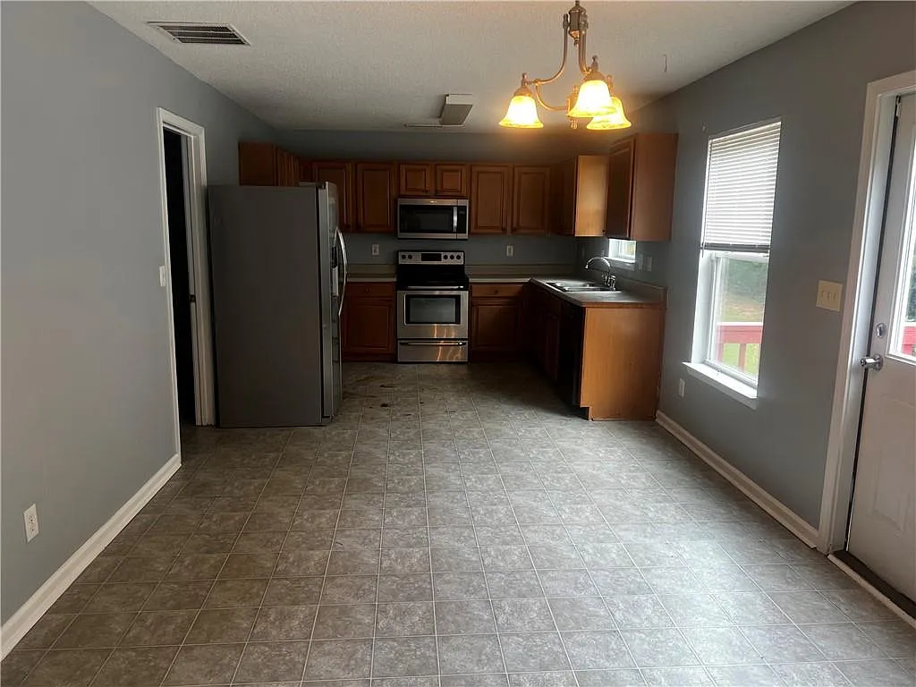4 bed, 2.5 bath, 2170 sqft, $2,000 — Photo 3