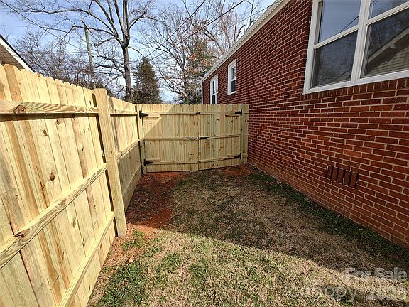 3rd image of 823 Lincolnton Rd