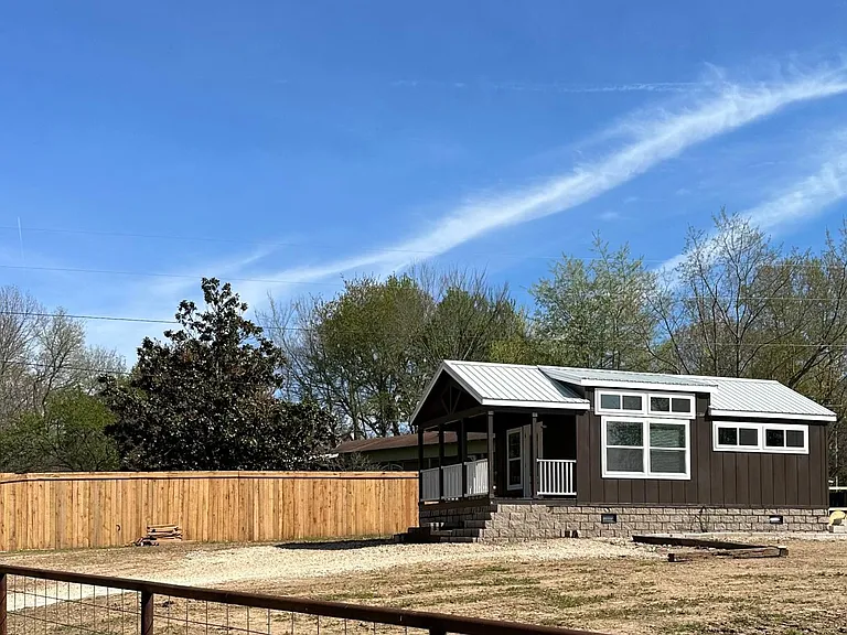 20900 N Lakeshore Dr — Photo 3