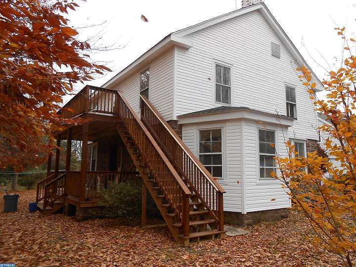 2nd image of 929 Cherry Ln