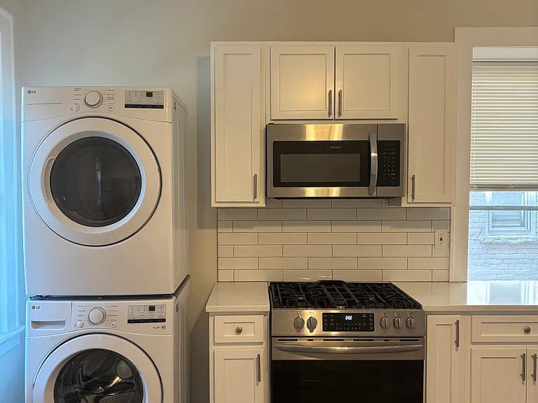 70 Pine St #1 — Photo 4