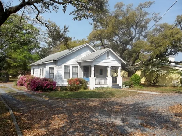 611 N Howe St, Southport, NC 28461