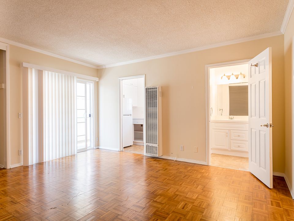 MAIN ROOM 
LARGE MIRROR CLOSET
LOTS OF NATURAL LIGHT
