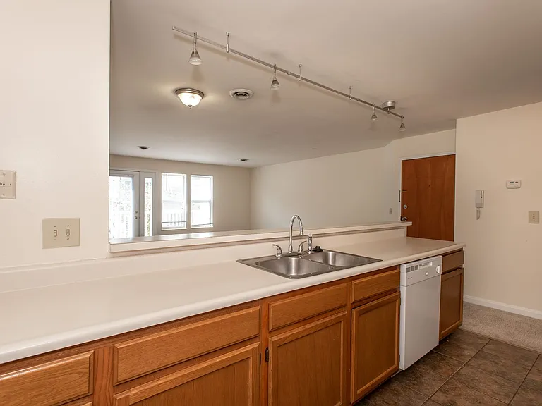 Walk to UC & UC Medical | 1BR/2BR Apartments — Photo 75