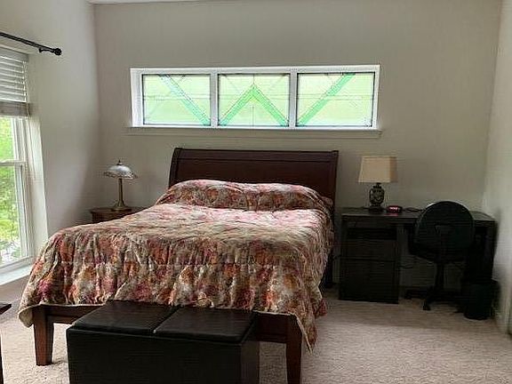Master bedroom - queen size bed - linens included