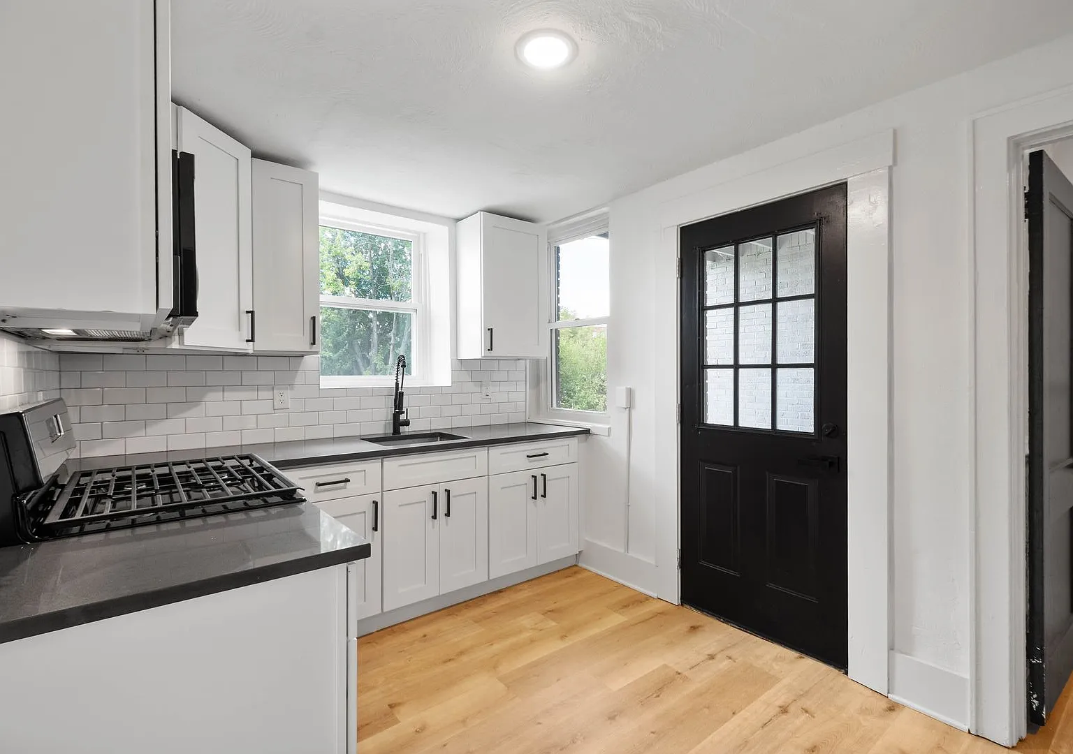Available Oct 1st! Beautifully Renovated 1-Bedroom Apartment In The Heart Of Dormont! — Photo 2