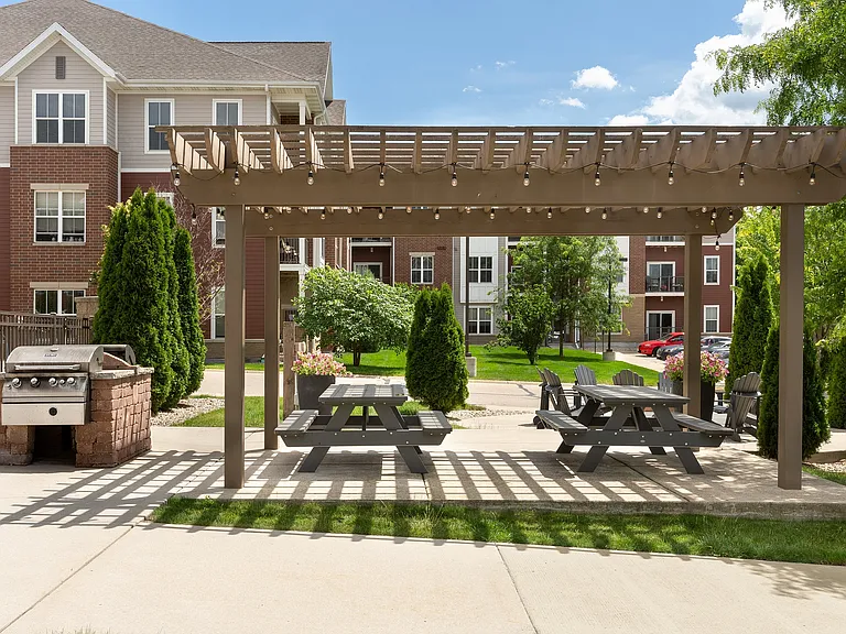 Elan Apartments Outdoor Picnic Area