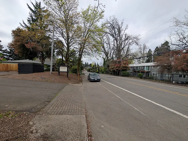 SE Courtney Ave — Photo 20