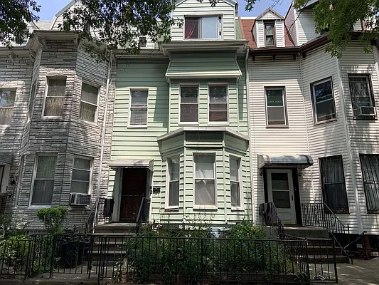 Sold by Remax IQ | media 1