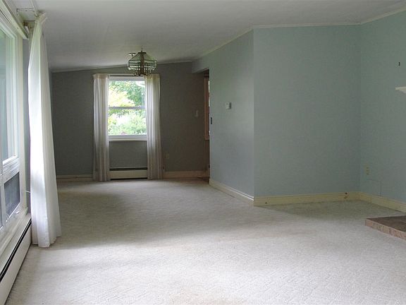 3rd image of 10 Hillcrest Dr