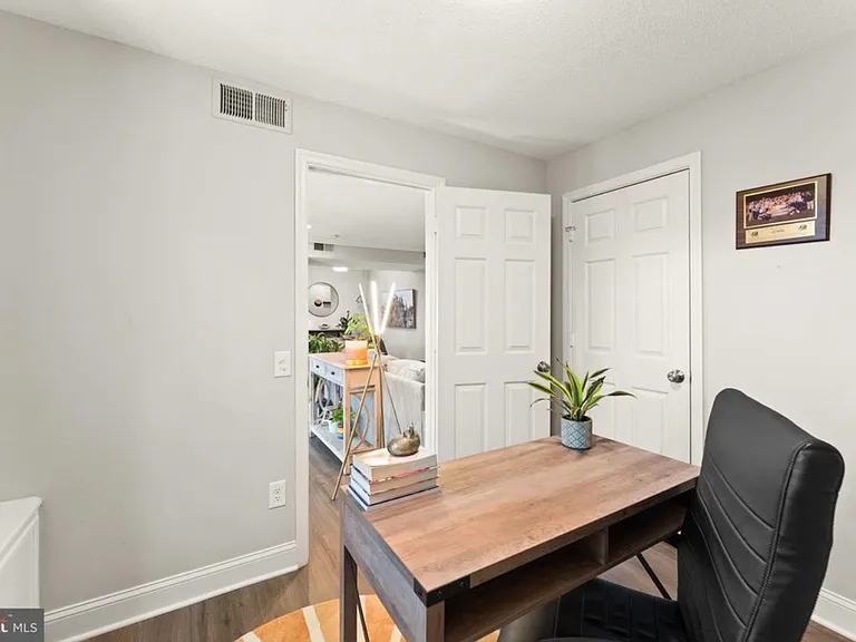 124 Fort Evans Rd SE #B — Photo 8