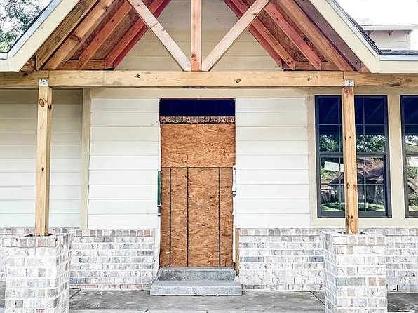 1226 West Dr, Port Neches, TX 77651
