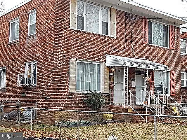 1525 Fort Dupont St SE photo 1