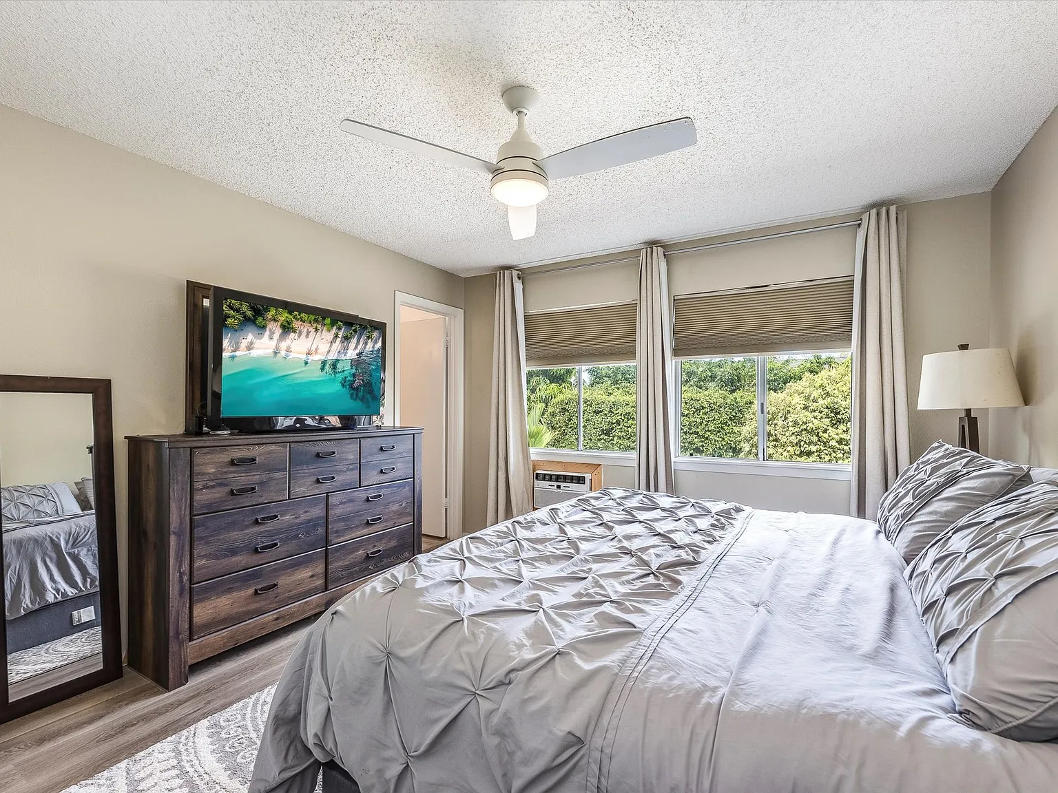4 bed, 1335 sqft, $3,600 — Photo 4