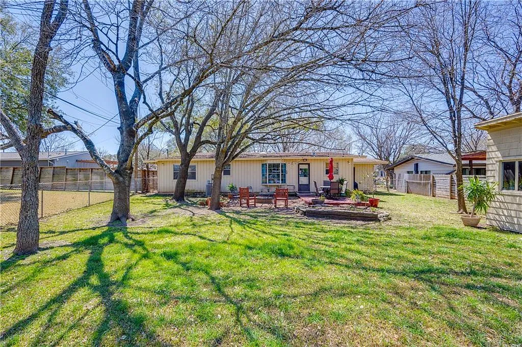 3 bed, 2.0 bath, 1786 sqft, $3,100 — Photo 3