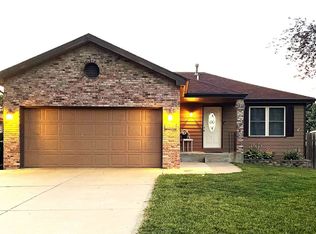 2210 W Cove Dr, Lincoln, NE 68522