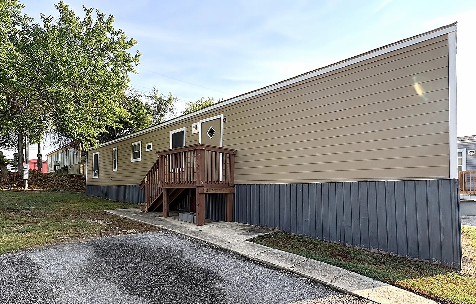 3 bed, 896 sqft, $799 — Photo 1