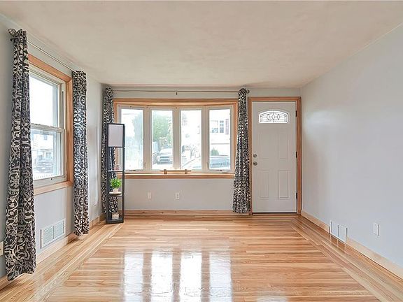 5th image of 215 Sunbury St