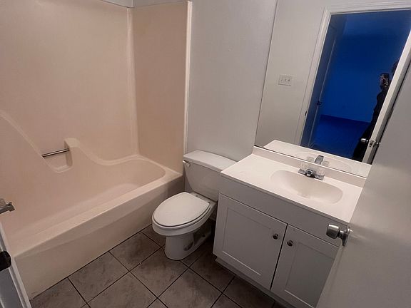 5th image of 2182 Gardere Ln #B