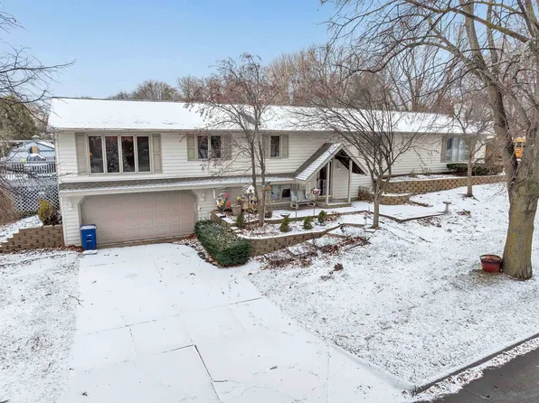 909 Green Ridge Dr, Green Bay, WI 54313