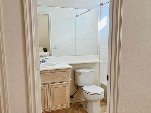 2nd image of 929 Bannockburn St #929