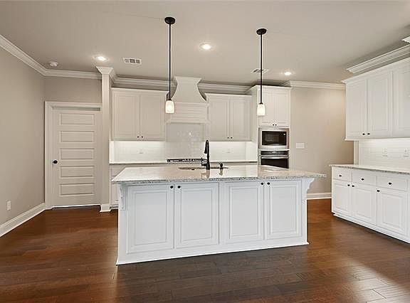 5th image of 15117 Laurel Oak Ave