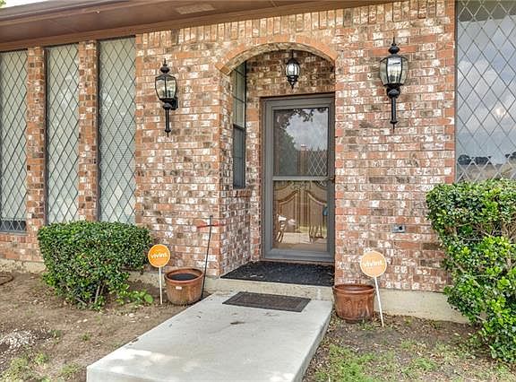 3rd image of 3541 Briarcliff Ct N