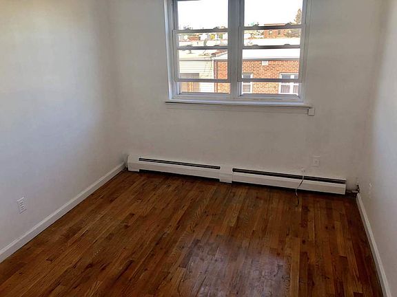 5th image of 3004 Hobart St #1