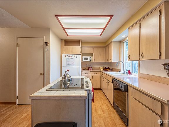 5th image of 15909 69th Avenue Ct E
