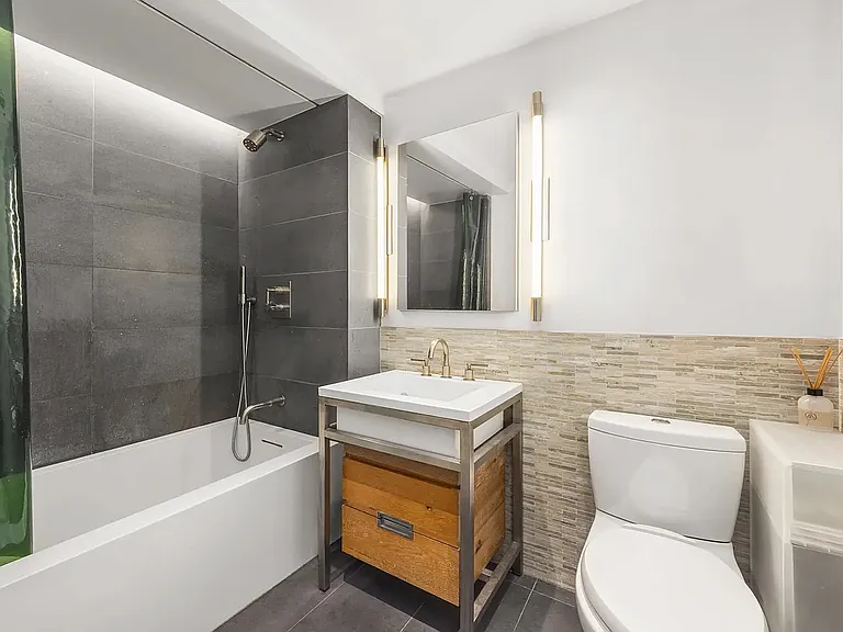 211 E 13th St #1D — Photo 5