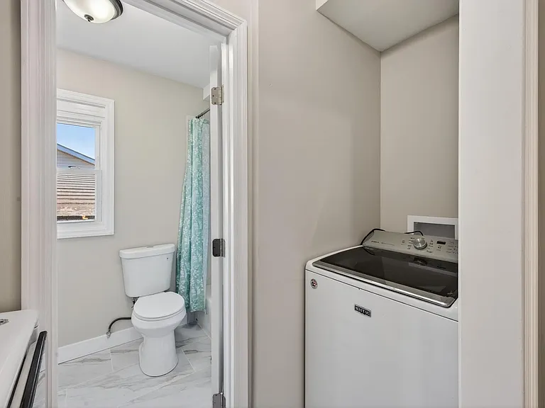 450 Williamsburg St — Photo 19