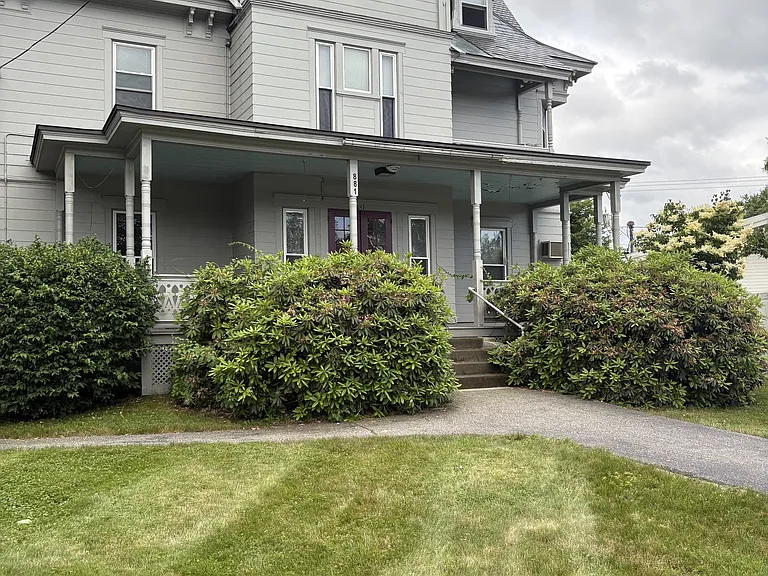 879-881 Main St — Photo 1