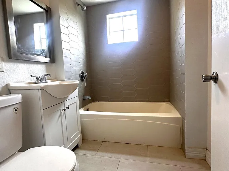 3214 Hutchins St #2 — Photo 8