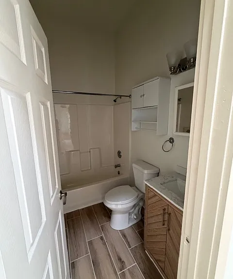 548 E Hall St #A — Photo 13