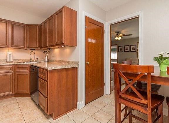 5th image of 760 Loekes Dr