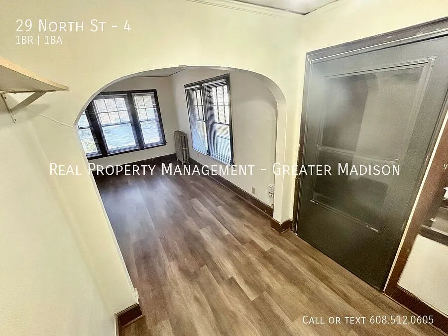 Charming Vintage Studio Apartment Prime East Madison Location! — Photo 4