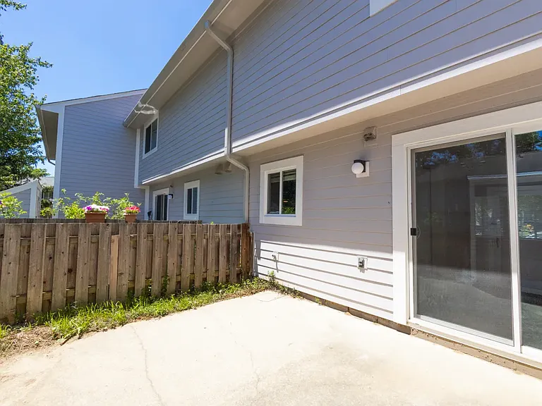 825 Woodbridge Dr — Photo 10