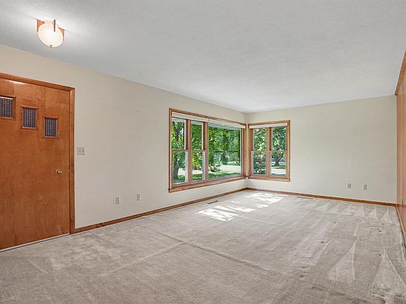 4th image of 19 Shady Ln