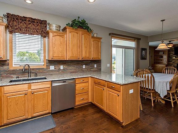 4th image of 555 SE Prairie Creek Dr