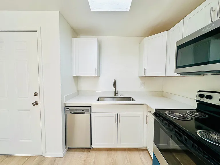 1 and 2 Bedroom Townhomes Near Downtown Tucson! Renovated with Off Street Parking! — Photo 7