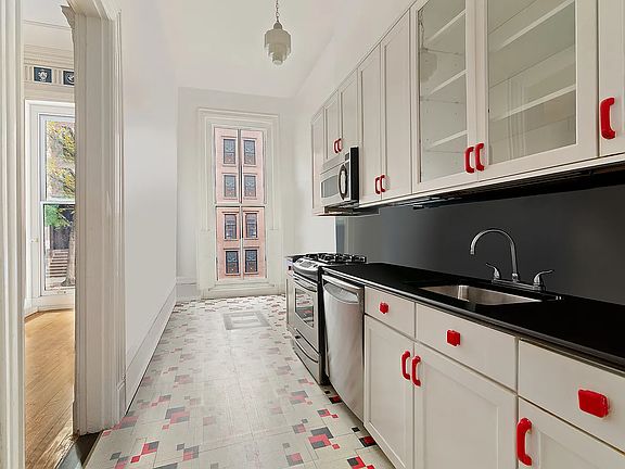 4th image of 24 Strong Pl APT 2
